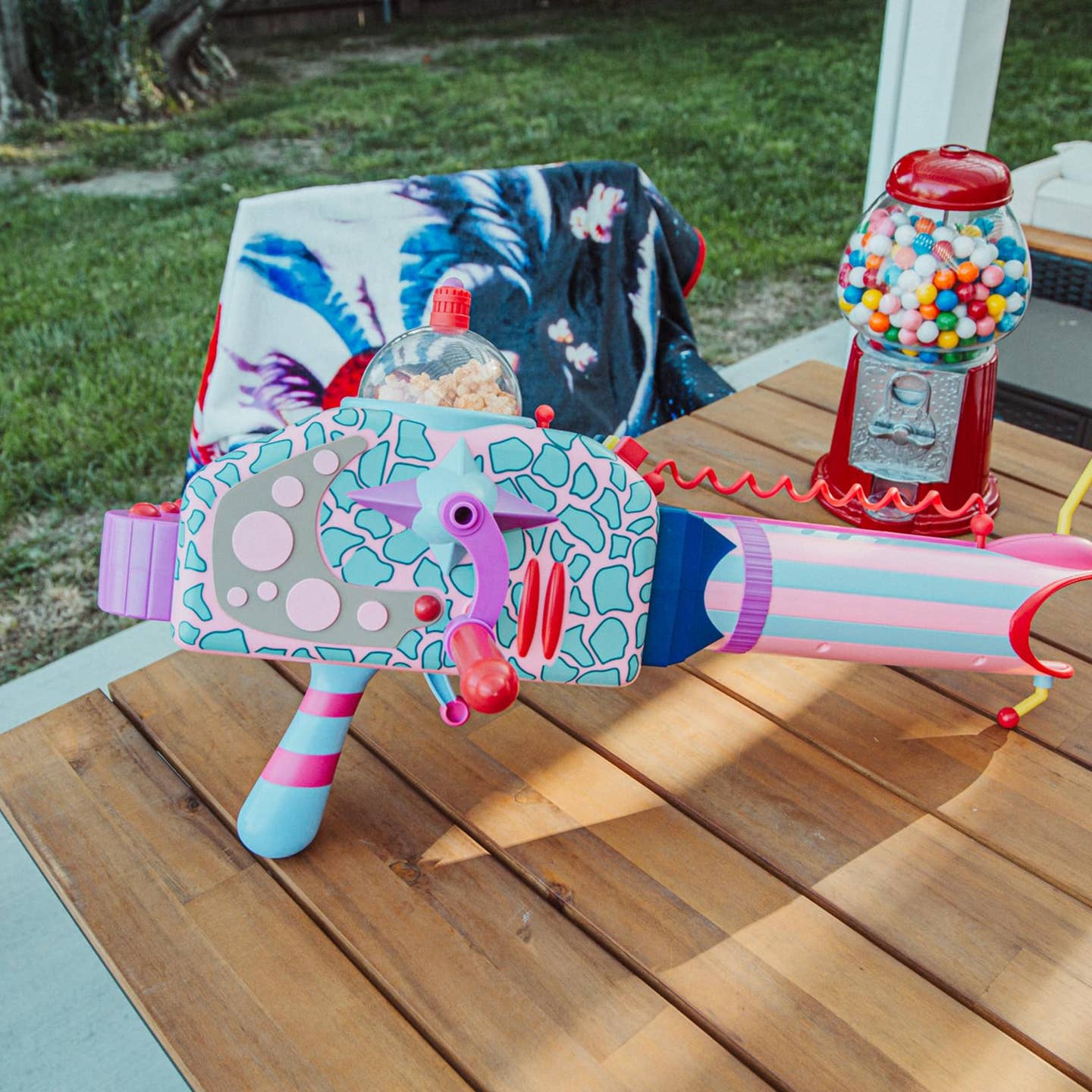 Killer Klowns from Outer Space 24in Popcorn Electric Prop Replica (Pre-Order)