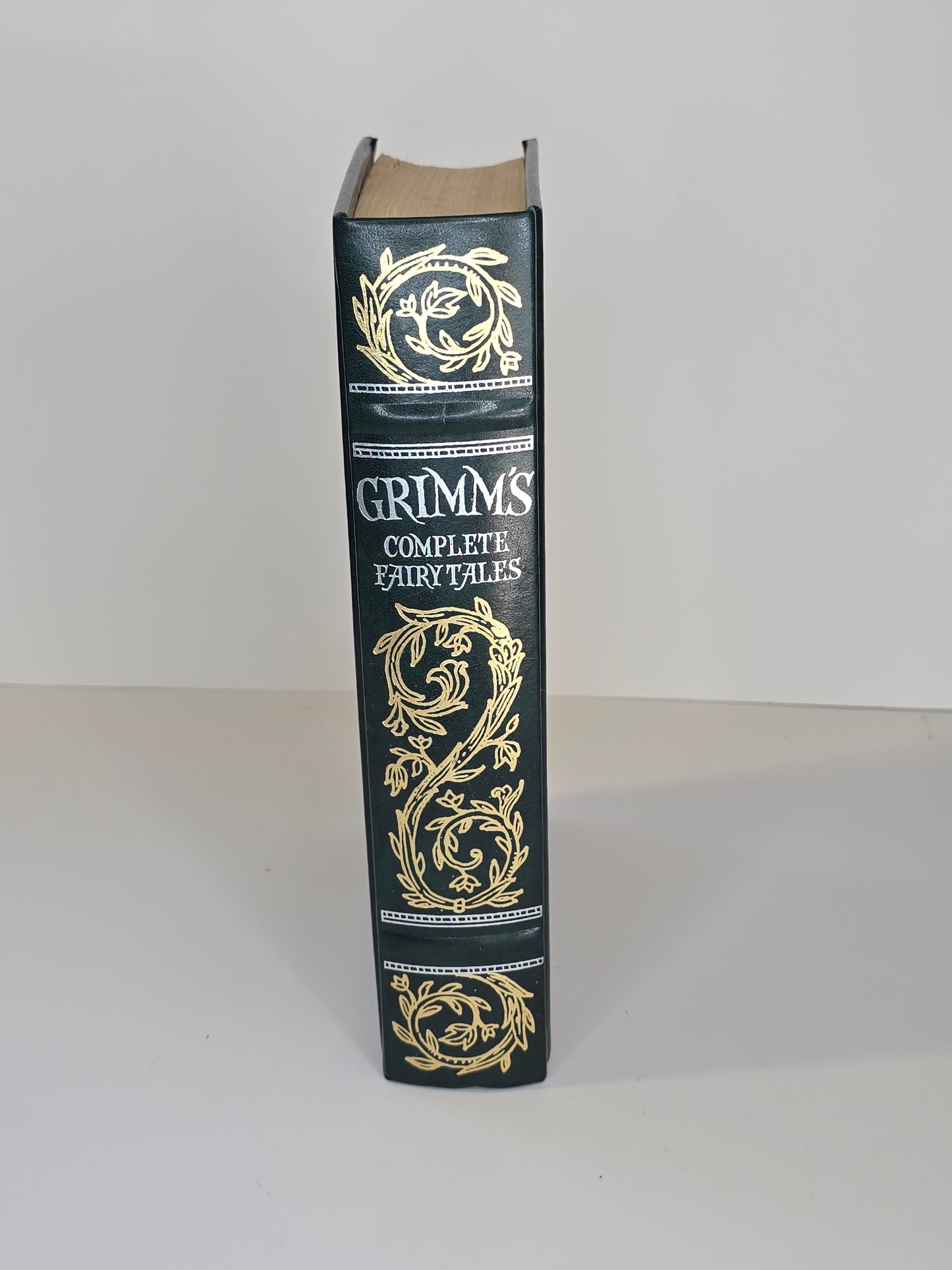 Grimm's Complete Fairy Tales, Barnes & Noble Edition(2009, Hardcover) Illustrated